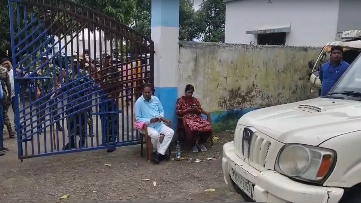 VIDEO: घर से कुर्सी लाकर थाने के दरवाजे पर धरने पर बैठे हुमायूं कबीर, जानिए क्या है पूरा मामला