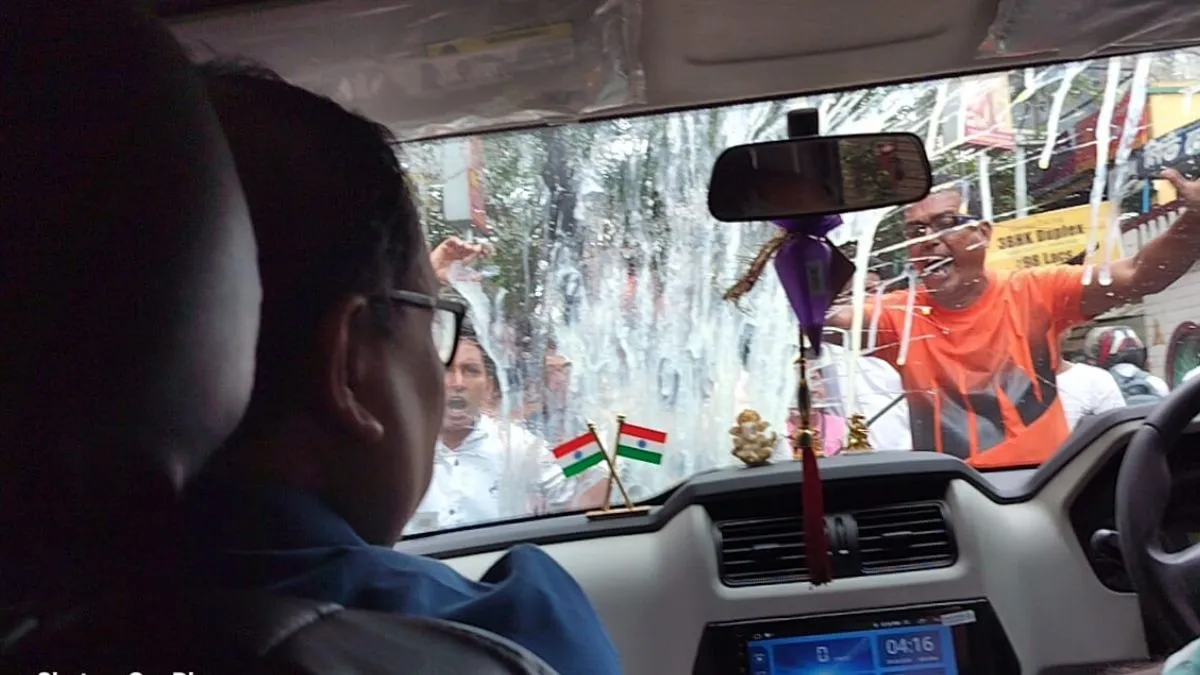 TMC नेता कुणाल घोष की कार पर हमला, ममता की रैली में जाते वक्त फेंके गए अंडे; देखें वीडियो