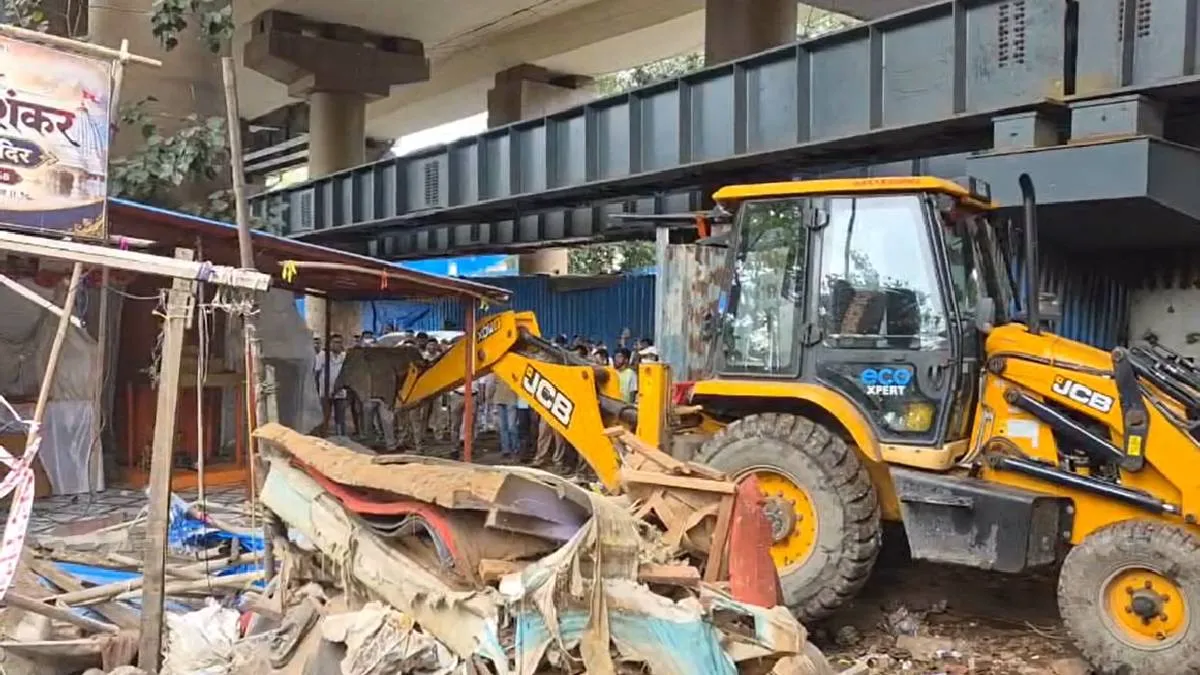 गोरेगांव में केमिकल गंध से दो युवकों की मौत के बाद BMC का बुलडोजर एक्शन, अवैध झोपड़ों पर चला हथौड़ा