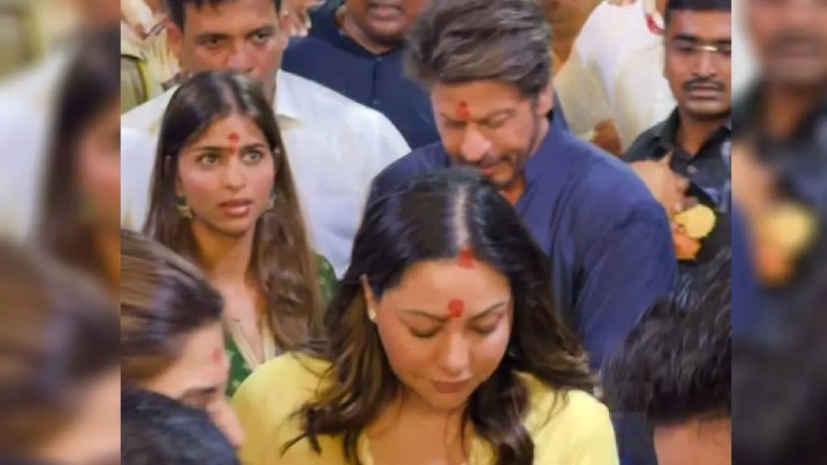 लालबागचा राजा के दरबार में शाहरुख खान, पत्नी गौरी और बेटी सुहाना भी दिखीं साथ, हाथ जोड़कर लिया बप्पा का आशीर्वाद