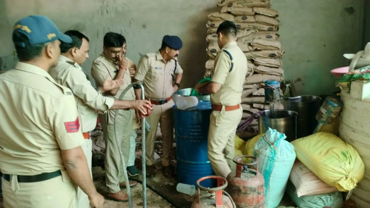 मंदसौर में मिलावटखोर फैक्ट्री का पर्दाफाश, पाम ऑयल से बनाया जा रहा था 'जहरीला' दूध और घी, मौके से भागा आरोपी
