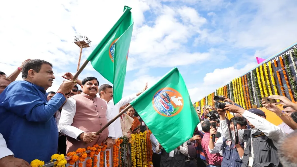 नितिन गडकरी और CM मोहन यादव ने की 'मुख्यमंत्री सुगम परिवहन सेवा-पीएम ई-बस सेवा' की शुरुआत, 351 बसों को दिखाई हरी झंडी