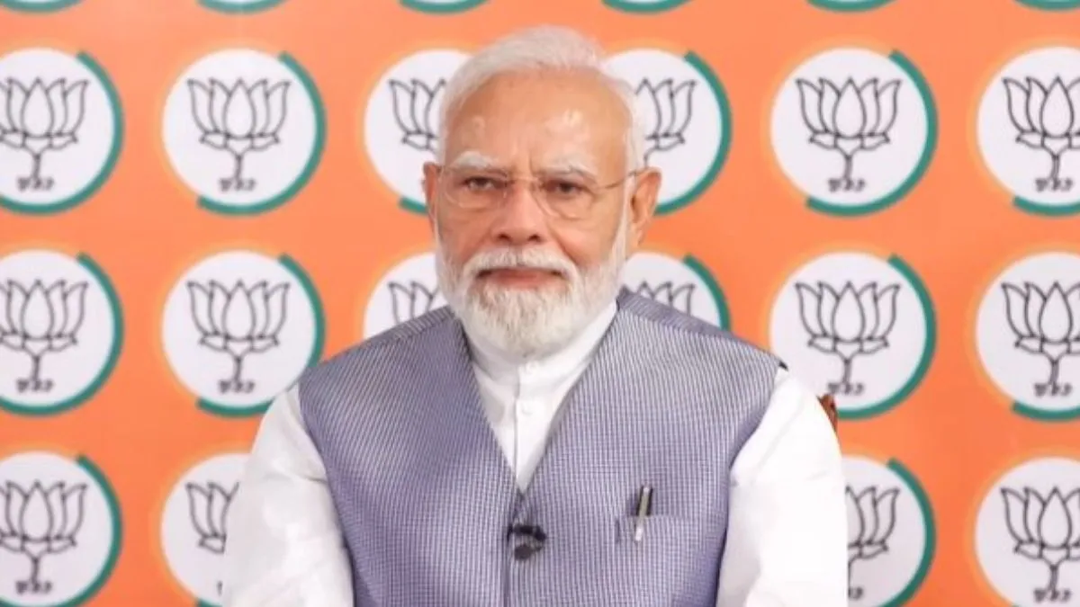 PM मोदी का वाराणसी से वडनगर के लिए निकले युवाओं से संवाद, बताया क्यों धोए थे कुंभ में सफाई करने वाले सफाईकर्मियों के पैर