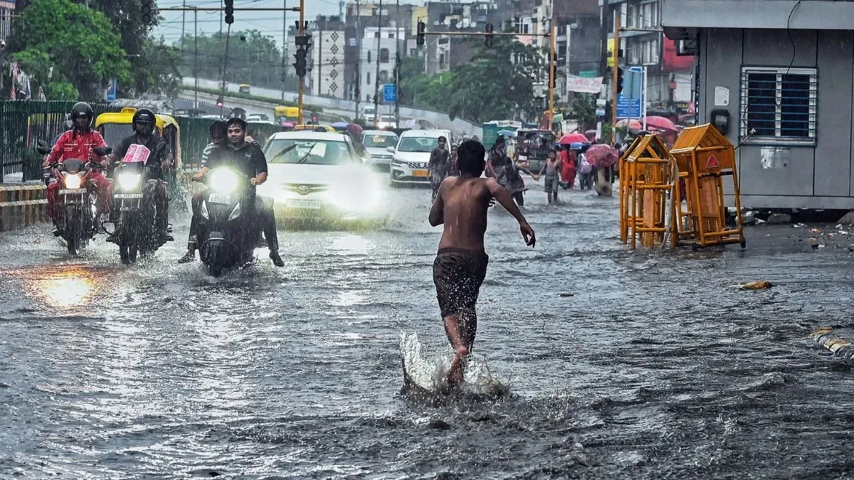 दिल्ली से महाराष्ट्र तक बिगड़ा मौसम का मिजाज, भारी बारिश के साथ तूफानी हवाओं का अलर्ट जारी