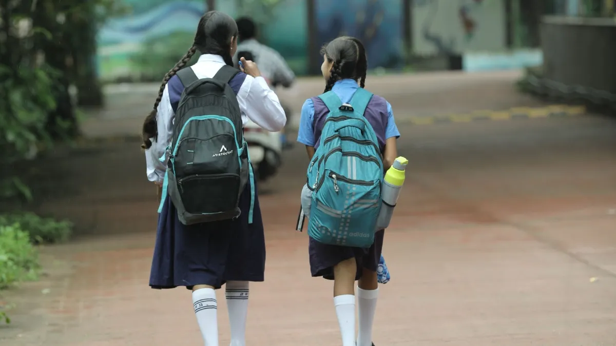 किताब नहीं लाने पर छात्रा को धूप में खड़ा कराया, तबीयत बिगड़ने से हुई मौत; शिक्षिका का तबादला