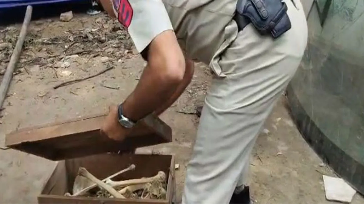 दिल्ली में कबाड़ के बीच मिला 'कंकाल', स्कूल से आया था बॉक्स; जांच में जुटी पुलिस