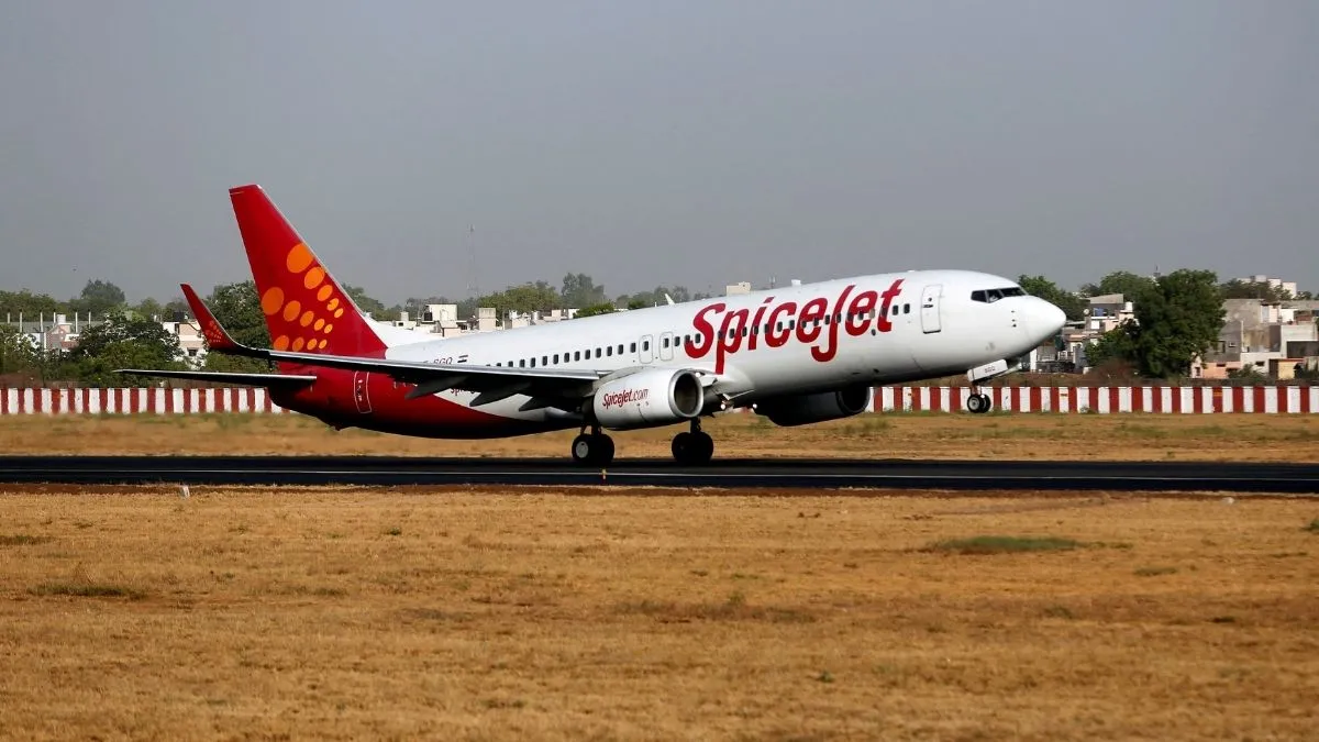 SpiceJet की बढ़ी मुश्किलें, बार-बार फ्लाइट लेट होने पर DGCA ने शुरू की स्क्रूटनी
