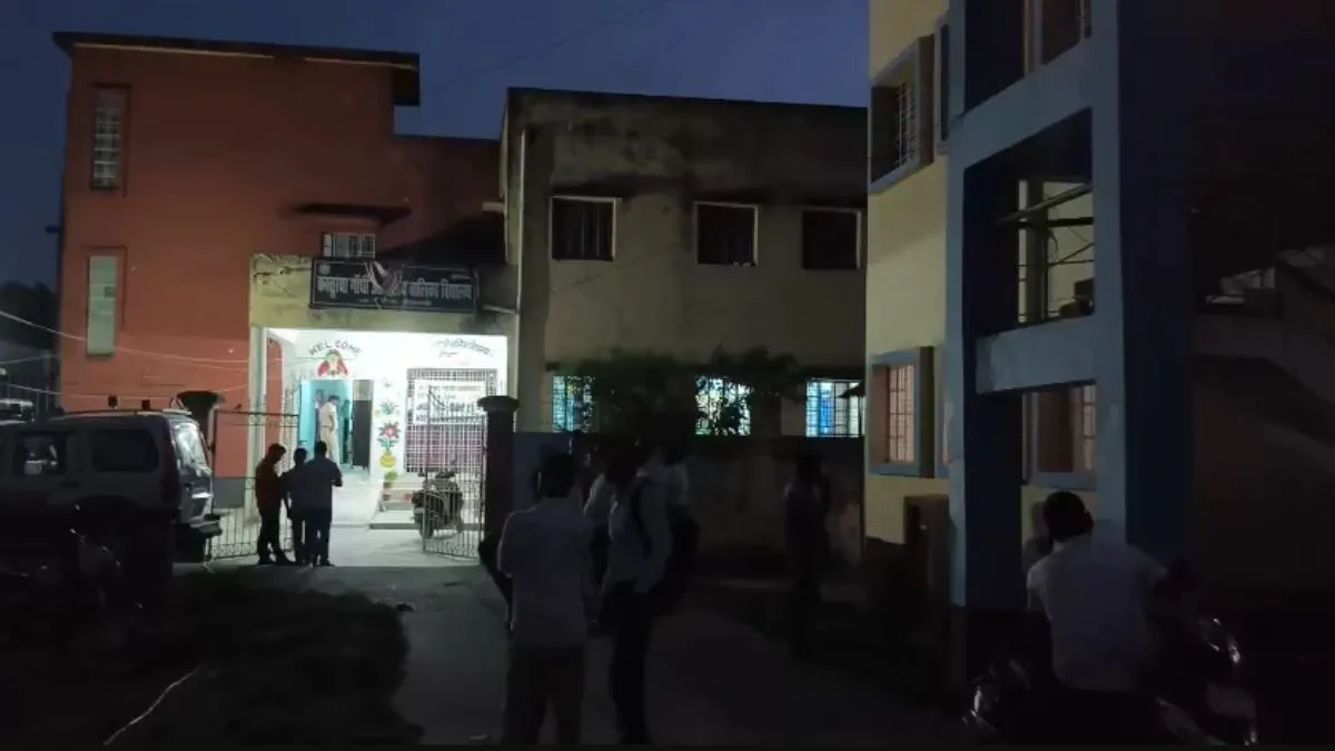 सीतामढ़ी के स्कूल में 9वीं की छात्रा की संदिग्ध मौत, ऊपरी मंजिल पर फंदे से लटकता मिला शव