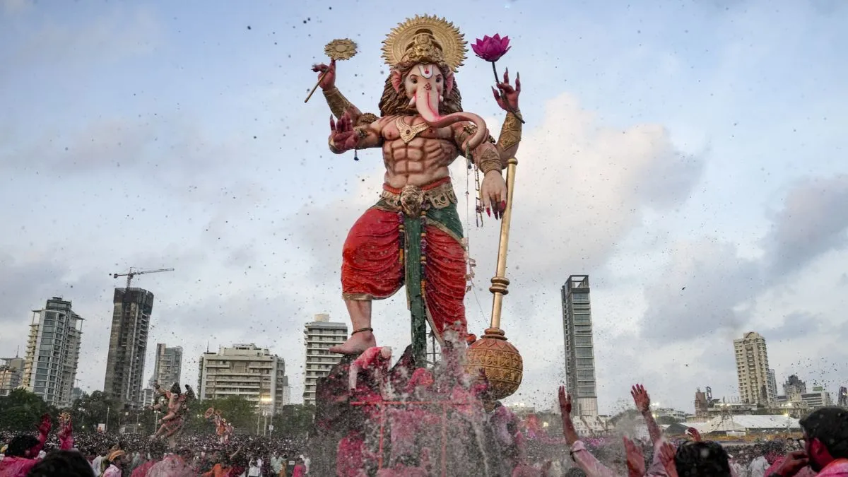 गणपति बप्पा की भावुक विदाई, लालबाग से गिरगांव चौपाटी तक आस्था का सैलाब; देखें PHOTOS