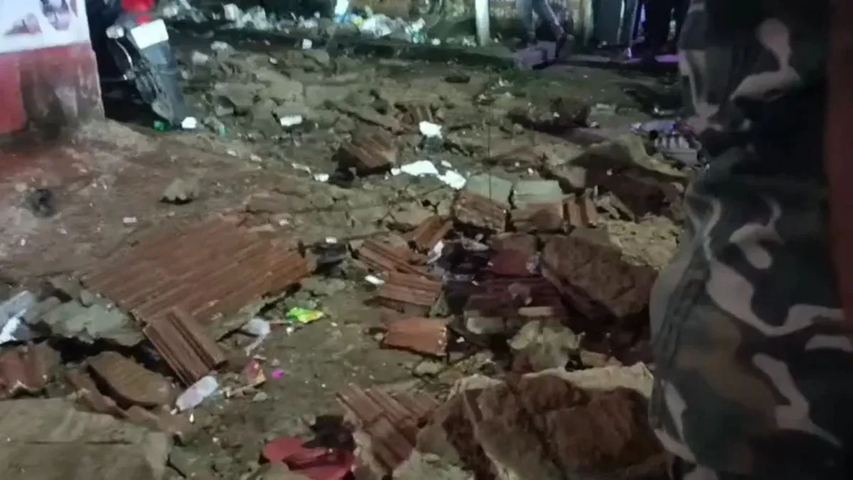 विसर्जन जुलूस देख रहे लोगों के ऊपर गिरा छत का हिस्सा, तेज आवाज में बज रहा था डीजे; एक की मौत, कई घायल