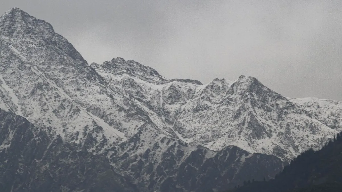 नेपाल में तिब्बत सीमा के पास हुआ हिमस्खलन, 10 लोग लापता; खराब मौसम से कई सड़कें बाधित