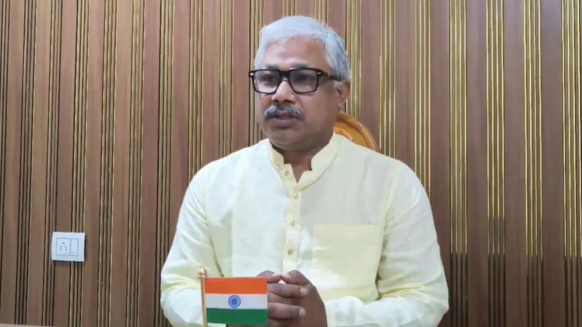 पश्चिम बंगाल में अचानक से 933 स्कूल क्यों बंद हुए? शिक्षा मंत्री ने वीडियो जारी कर बताई वजह
