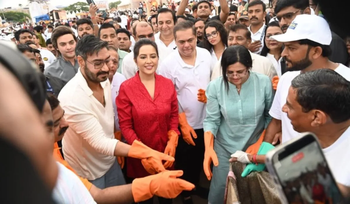 गणपति विसर्जन के बाद जुहू बीच की अजय देवगन ने की सफाई, अमृता फडणवीस का दिया साथ, चलाया स्वच्छता अभियान