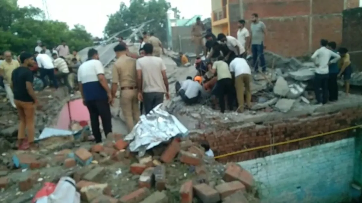 यूपी के फतेहपुर में गैस सिंलेंडर ब्लास्ट से घर गिरा, आधा दर्जन लोग मलबे में दबे, रेस्क्यू जारी