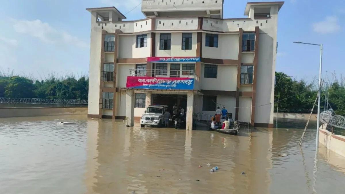 गंडक नदी उफान पर, मुजफ्फरपुर के थाने में घुसा बाढ़ का पानी; नाव से गश्त कर रही पुलिस
