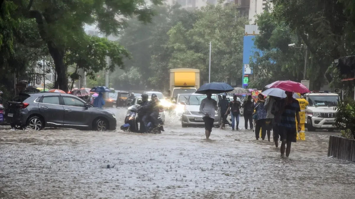 UP में बारिश कम होने के संकेत, इन राज्यों में तेज हवाएं और बरसात, बाढ़-लैंडस्लाइड का भी अलर्ट; मौसम का नया अपडेट