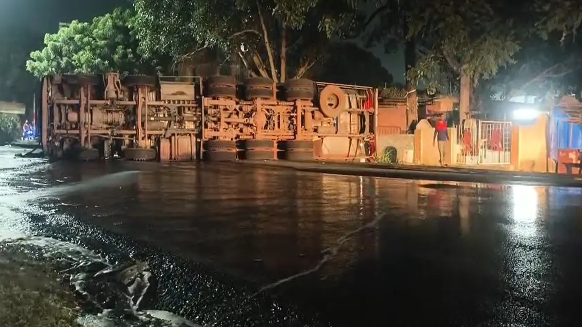 चंद्रपुर में डीजल टैंकर पलटा, सड़क पर बहता रहा हजारों लीटर ईंधन, आधी रात को बाल्टी लेकर पहुंचे लोग; VIDEO