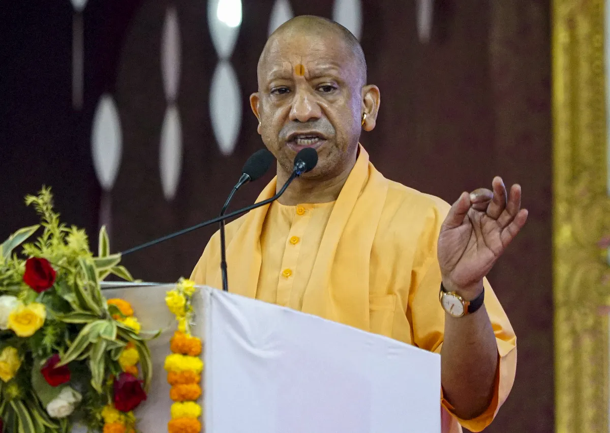 कोलकाता दुर्गा पूजा पंडाल हादसे के बाद यूपी में अलर्ट, सीएम योगी ने सुरक्षा को लेकर अधिकारियों दिए निर्देश