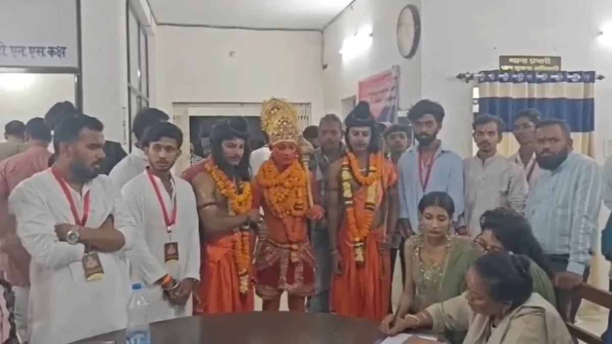 जब 'राम, लक्ष्मण और हनुमान' पहुंचे थाने! रावण दहन को लेकर हुआ विवाद, FIR दर्ज
