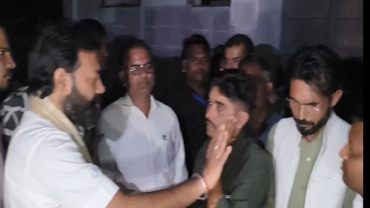 BJP विधायक बृजभूषण राजपूत ने सरेआम बीज गोदाम प्रभारी को मारे थप्पड़, बताया अखिलेश का आदमी