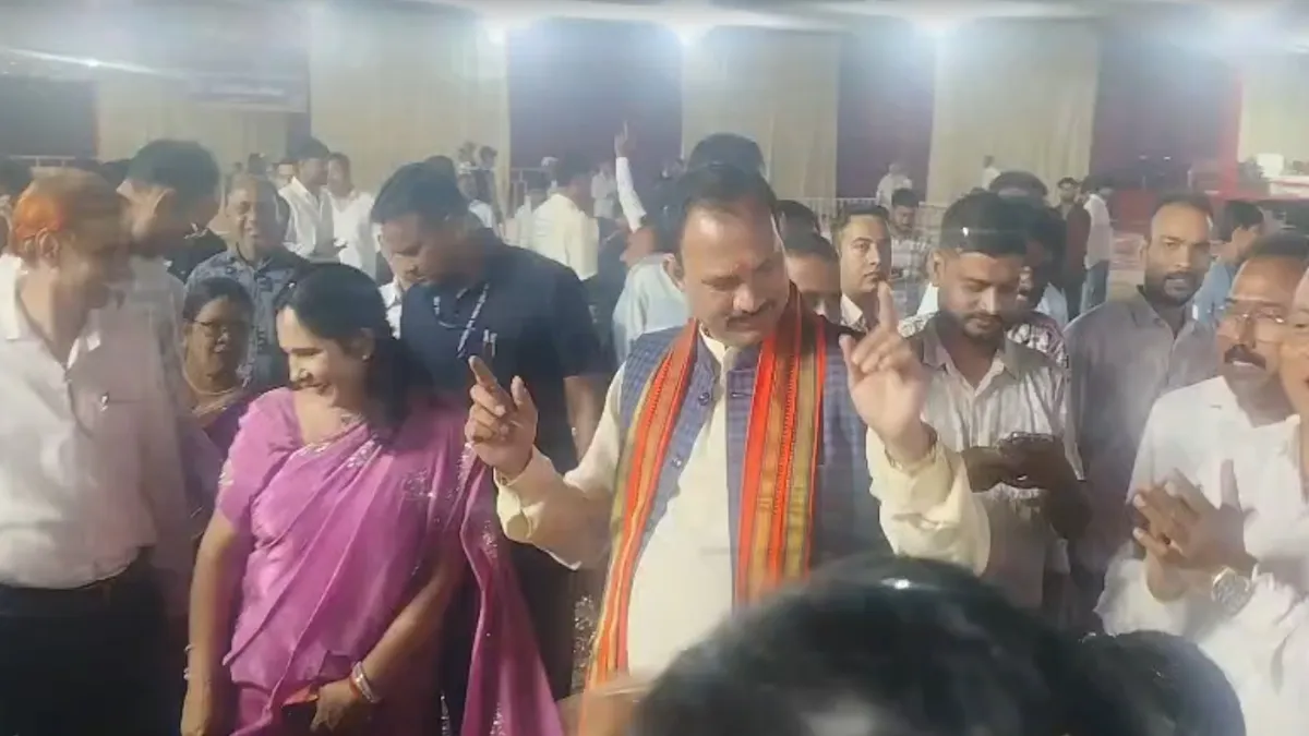 'दिलरुबा ओ दिलरुबा' गाने पर गरबा में झूमे मंत्री जी, ट्रोल होने पर कहा, सोच समझकर, नहीं तो लिखना पढ़ना भूल जाएंगे