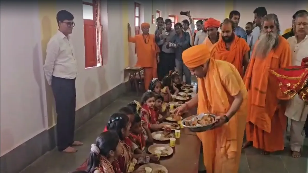 गोरखनाथ मंदिर में CM योगी ने नवरात्रि के नवमी पर किया कन्या पूजन, कन्याओं के चरण पखारकर लिया आशीर्वाद
