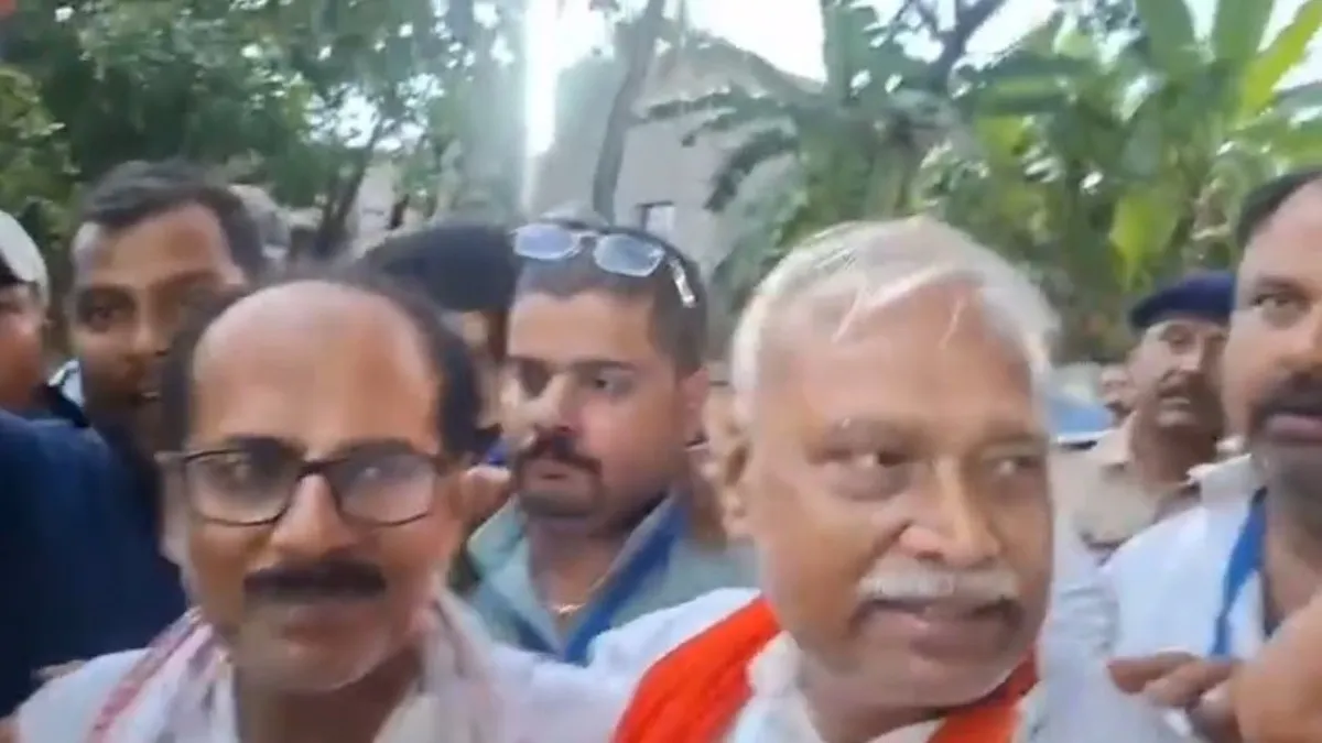 VIDEO: दरभंगा स्नातक सीट पर उलटफेर, RJD के अनिल झा जीते, BJP के सर्वेश सिंह ने गले लगाकर दी बधाई