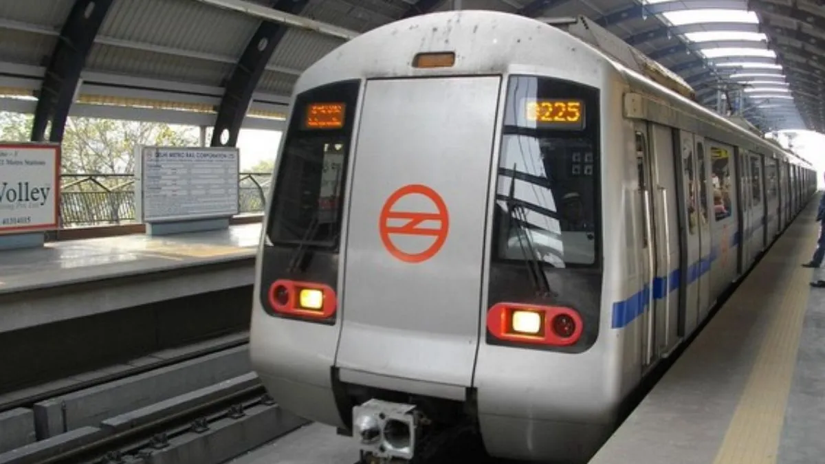 सुप्रीम कोर्ट मेट्रो स्टेशन पर ट्रेन में हुई मारपीट में घायल शख्स की मौत, पूर्व IAS और वकील बेटे ने किया था हमला