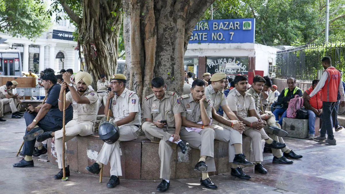 'दिल्ली पुलिस आगे बढ़ो, हम तुम्हारे साथ हैं', कनॉट प्लेस में दुकानदारों ने क्यों खोला मोर्चा?