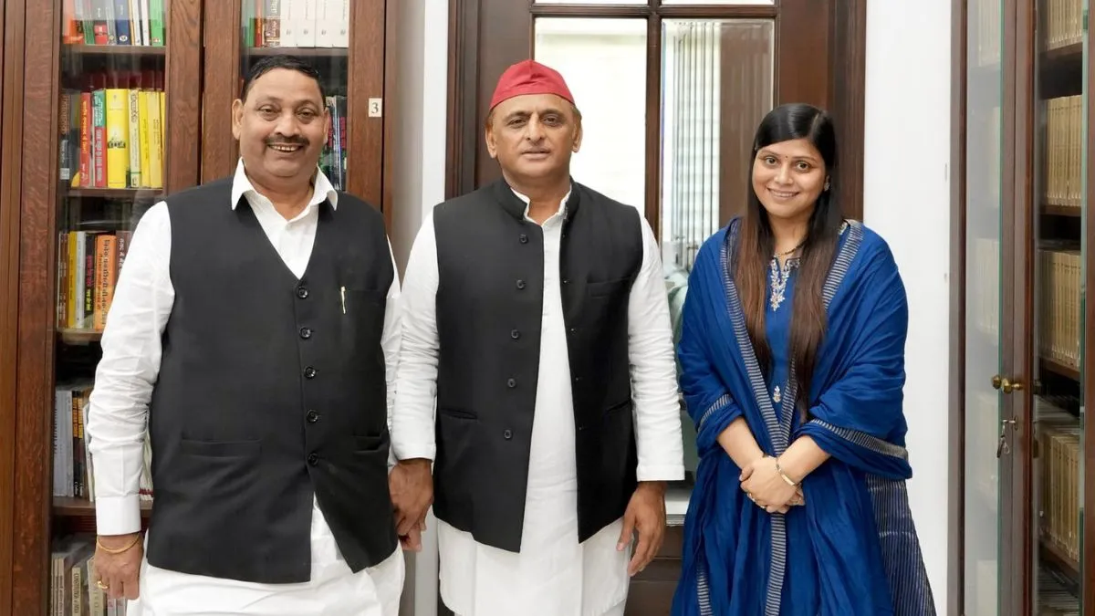 अचानक अखिलेश यादव से मिलने पहुंचे BJP के पूर्व सांसद, सपा में शामिल होने को लेकर अटकलें हुईं तेज!