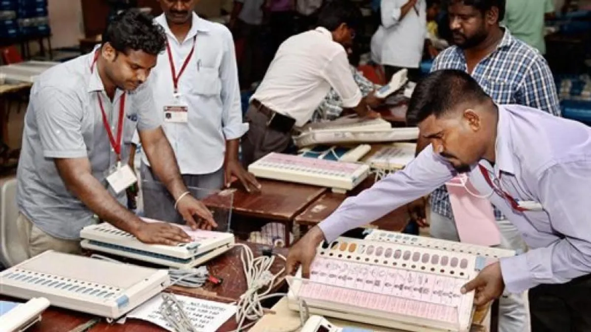 गुजरात में गांधीनगर नगर निगम समेत विभिन्न स्थानीय निकायों के चुनाव के लिए वोटिंग, EVM से डाले जा रहे वोट
