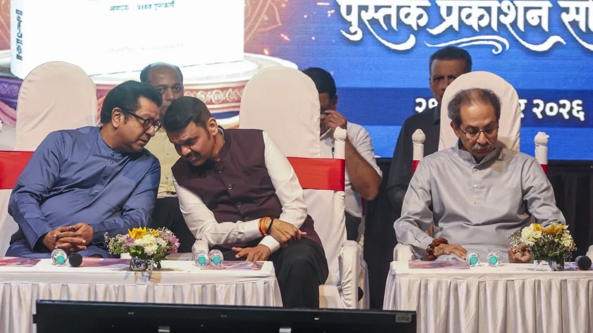 "बाकी सब लेफ्ट में चले गए, इसलिए मैं राइट में आ गया", राज और उद्धव ठाकरे के साथ मंच शेयर कर CM फडणवीस ने ली चुटकी