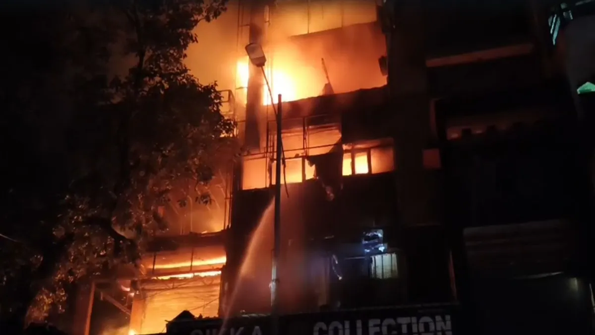 मैनपुरी में कपड़ों की दुकानों में लगी भीषण आग, 3 शोरूम पूरी तरह जलकर राख; व्यापारियों को भारी नुकसान