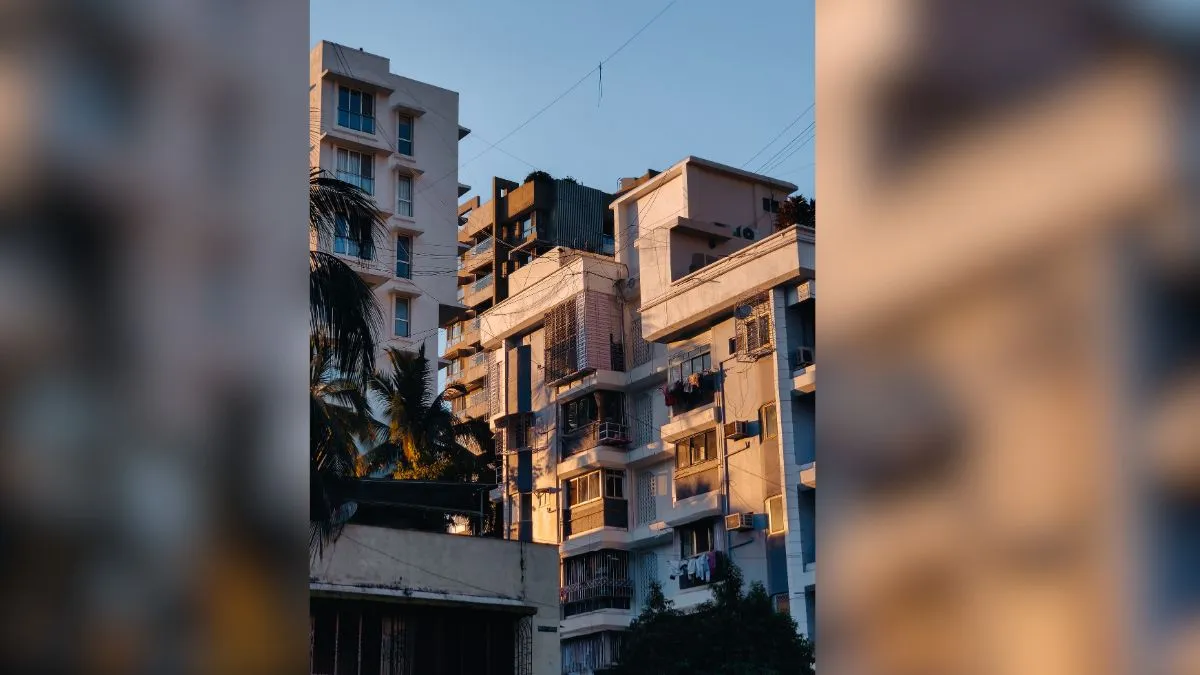 गुरुग्राम में अचानक एक तरफ झुकी 5 मंजिला बिल्डिंग, पुलिस ने लोगों को बाहर निकाला; नजदीक के मकान खाली कराए