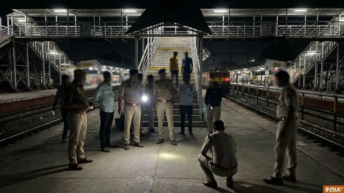 ट्रेन में खिलौने वाले हॉर्न बजाने पर हुआ विवाद, स्टेशन पर चाकू से गोदकर युवक की हत्या