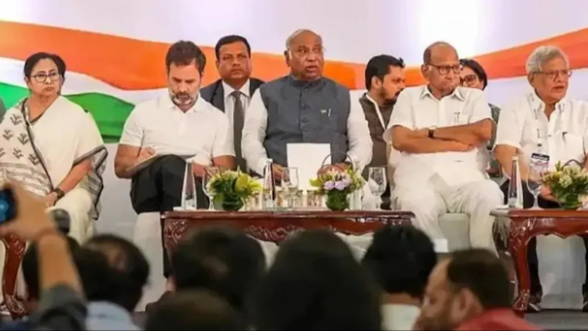 'इंडिया' गठबंधन के नेताओं की आज वर्चुअली बड़ी बैठक, 'वोट चोरी' के खिलाफ आगे की रणनीति पर होगी चर्चा