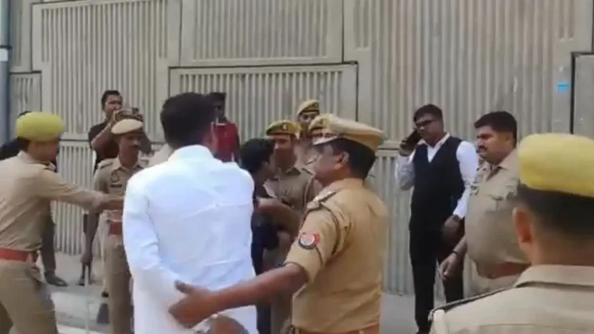 हरदोई में पुलिस के साए में भिड़े बीजेपी और सपा समर्थक, वकील पर हमले की कोशिश, वीडियो हुआ वायरल