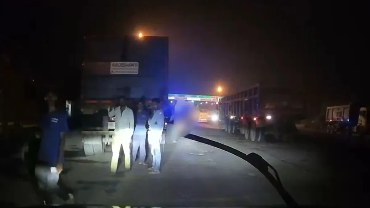 कानपुर में खाकी पर किन्नरों का कहर, निर्वस्त्र होकर पीटा, छाती पर मारी लात; वीडियो वायरल होने पर मुकदमा दर्ज