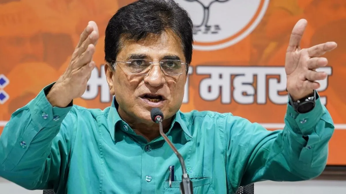 मुंबई में एयरपोर्ट के पास बनी मस्जिद को लेकर बवाल! किरीट सोमैया ने धर्मस्थल के गेट पर दिया धरना, जानें पूरा मामला