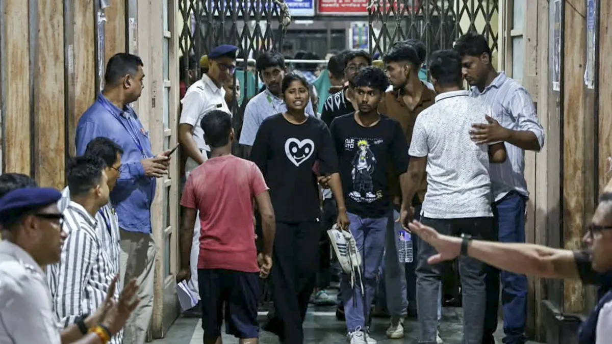 'आंखों के सामने मां को मरते देखा', बेटे ने बयां की कोलकाता के दुर्गा पूजा पंडाल की त्रासदी, भगदड़ में 19 की मौत