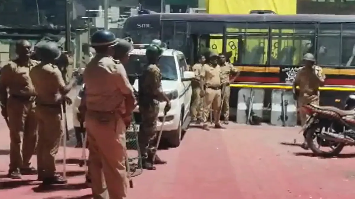 मालेगांव में गुलाल उड़ाने को लेकर शोभायात्रा पर पथराव, गुस्साए लोगों ने कई गाड़ियों में की तोड़फोड़, पुलिस बल तैनात