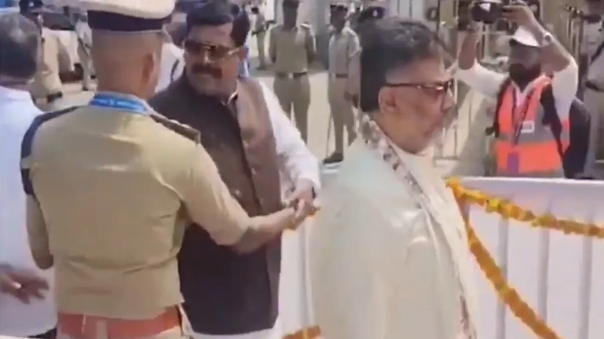 VIDEO: प्रोटोकॉल या अपमान? नंदी ध्वज पूजा के लिए CM शिवकुमार के पीछे जा रहे थे दलित मंत्री, पुलिस ने रोक दिया... फिर क्या हुआ?