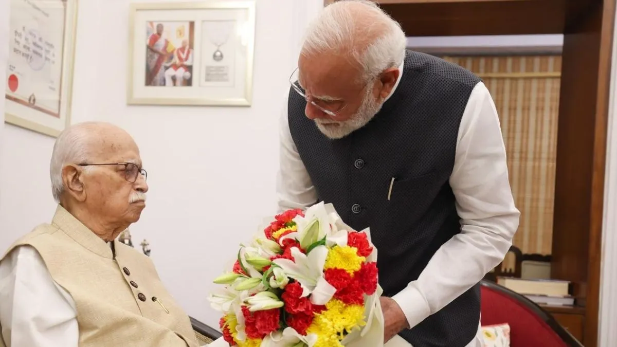 सार्वजनिक जीवन के 25 साल पूरे होने पर LK आडवाणी से मिलने पहुंचे PM मोदी, सामने आईं तस्वीरें