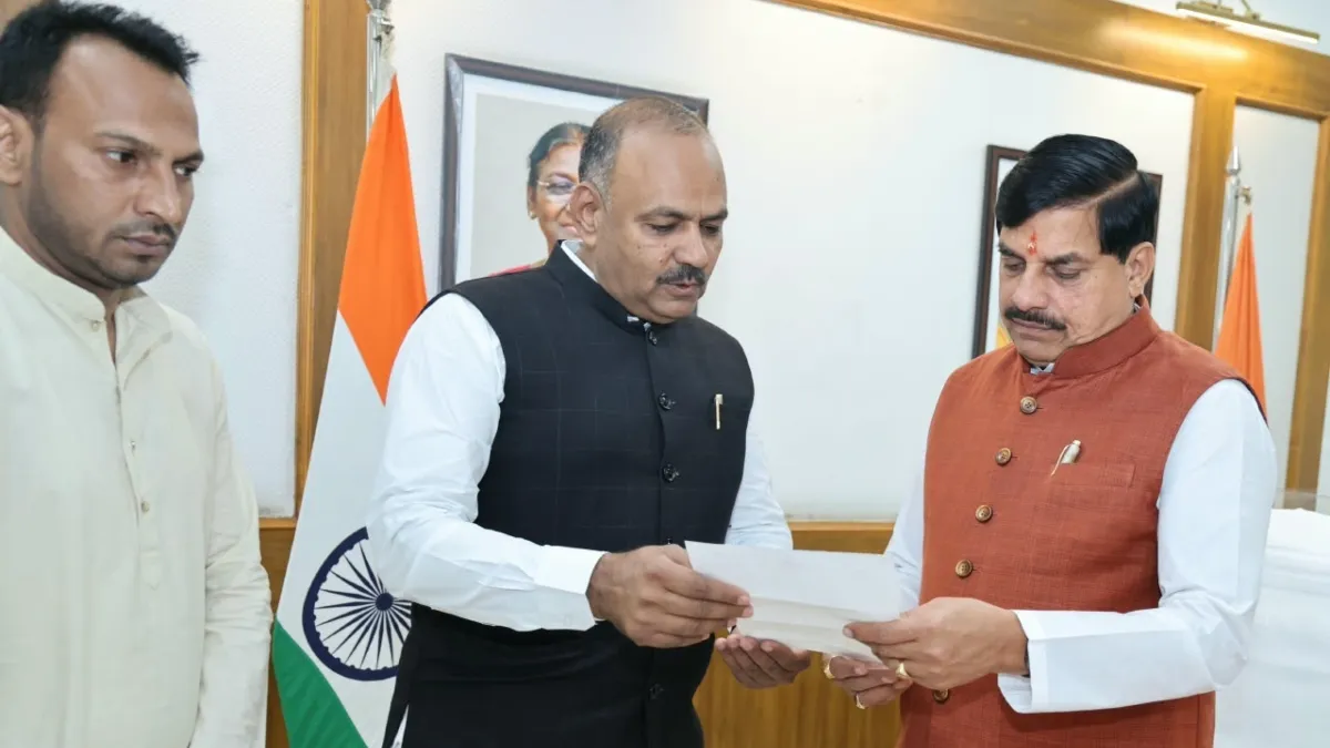 सऊदी अरब में कितने भारतीय यात्री फंसे हुए हैं? वापसी के लिए CM मोहन यादव से मिले वक्फ बोर्ड के अध्यक्ष