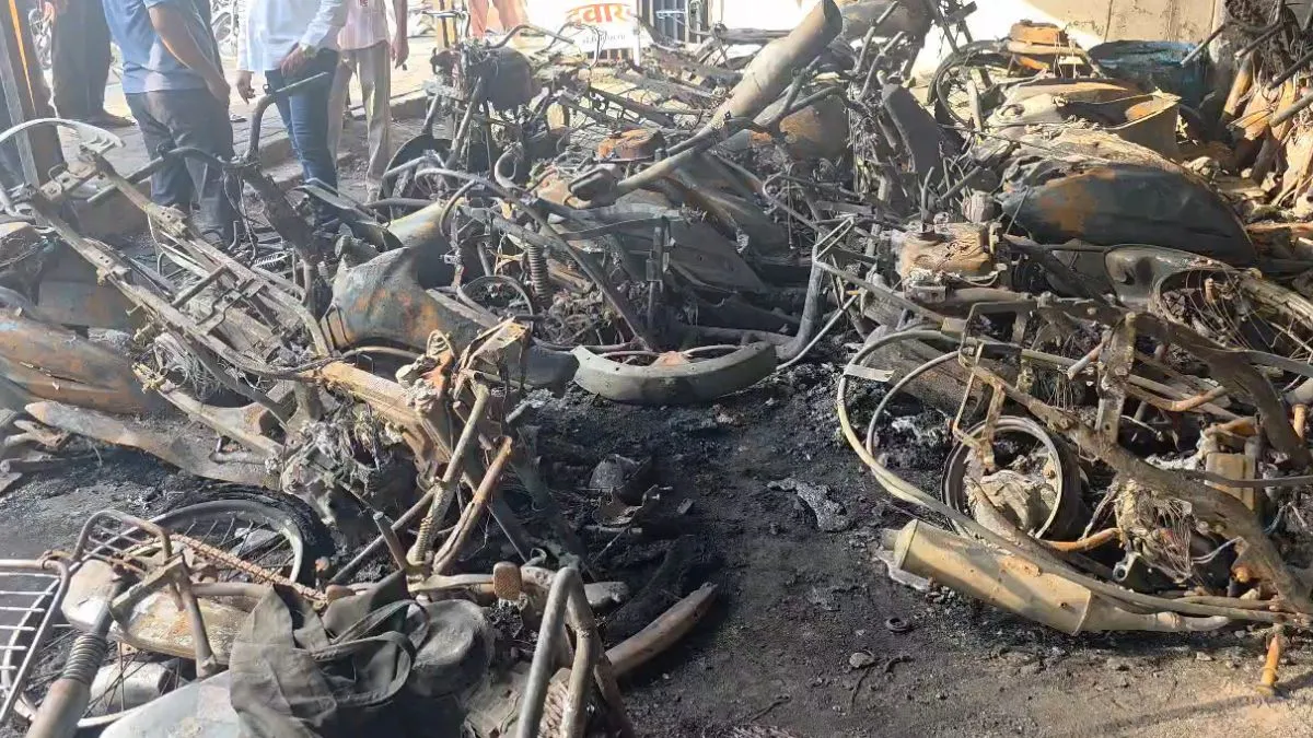 मालिक ने नौकरी से निकाला तो गुस्साए नौकर ने गैराज में खड़ी 22 बाइक्स में लगा दी आग, VIDEO आया सामने