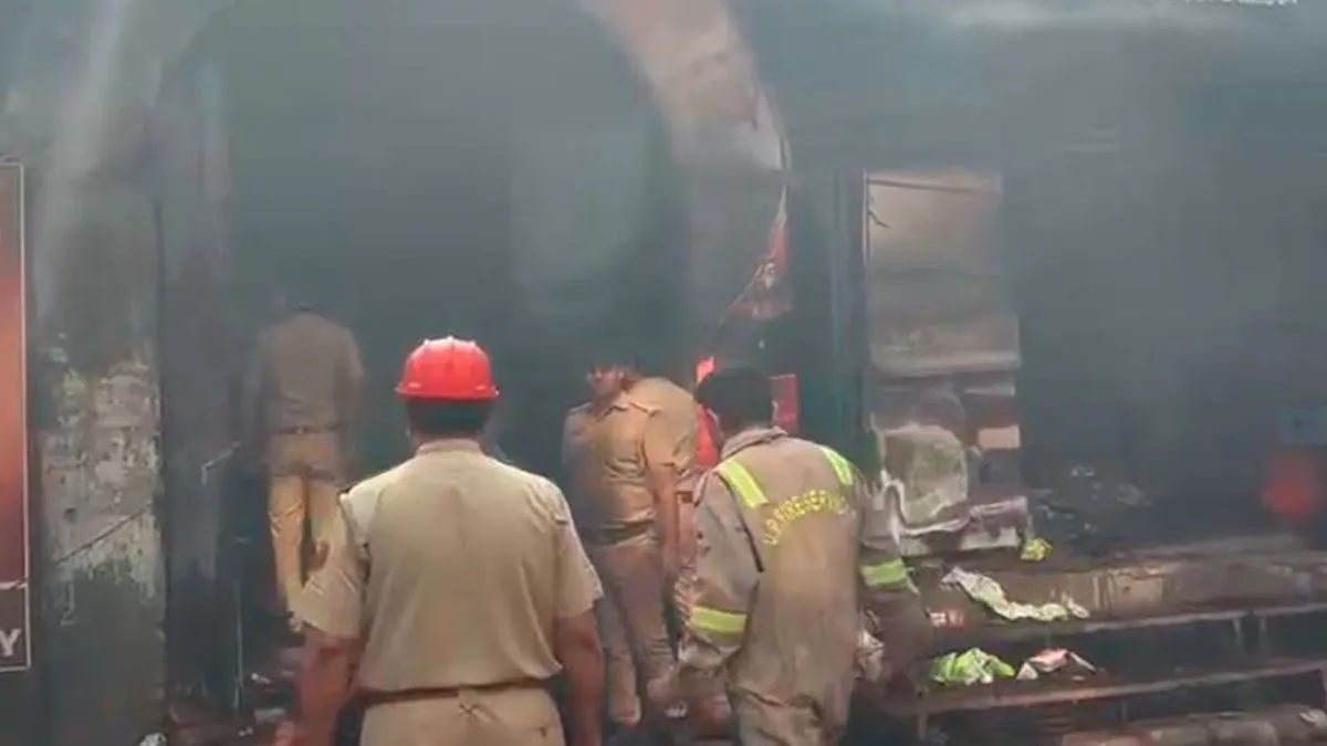 नोएडा की 6 दुकानों में लगी आग, एक की मौत; अंदर बड़ी संख्या में मिले LPG सिलेंडर