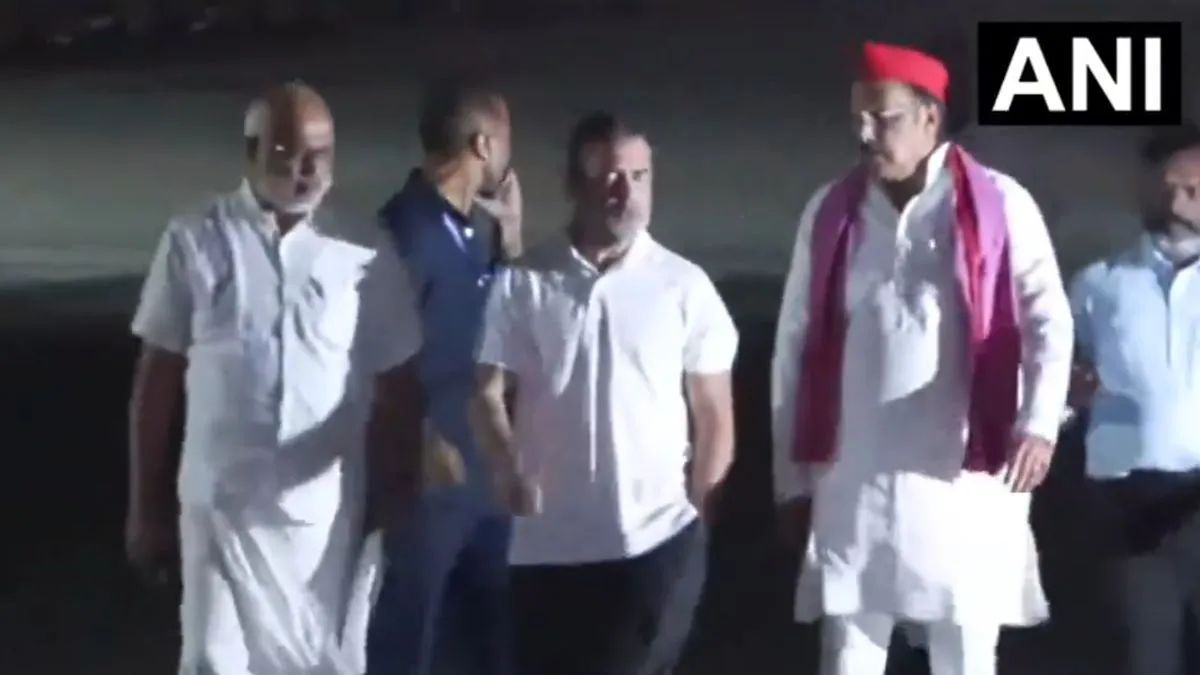 राष्ट्रपति से मिलने जा रहा विपक्ष का प्रतिनिधिमंडल, तमाम सांसद बाहर विजय चौक पर धरने पर भी बैठे