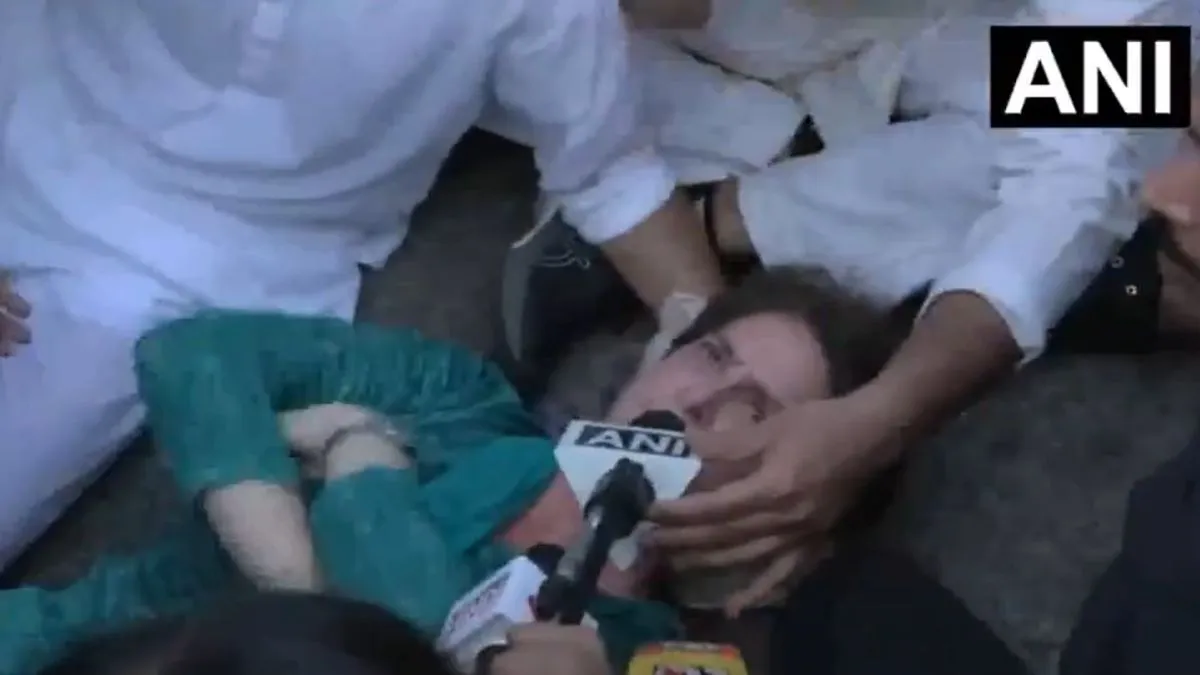 LIVE: प्रियंका गांधी ने सड़क पर लेटे रहने की बहुत कोशिश की, लेकिन दिल्ली पुलिस ने राहुल संग हिरासत में लिया