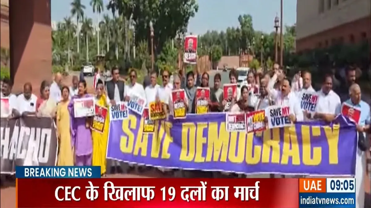 LIVE: दिल्ली पुलिस ने विपक्षी सांसदों को मार्च करने से रोका, राहुल और प्रियंका गांधी समेत कई नेता धरने पर बैठे