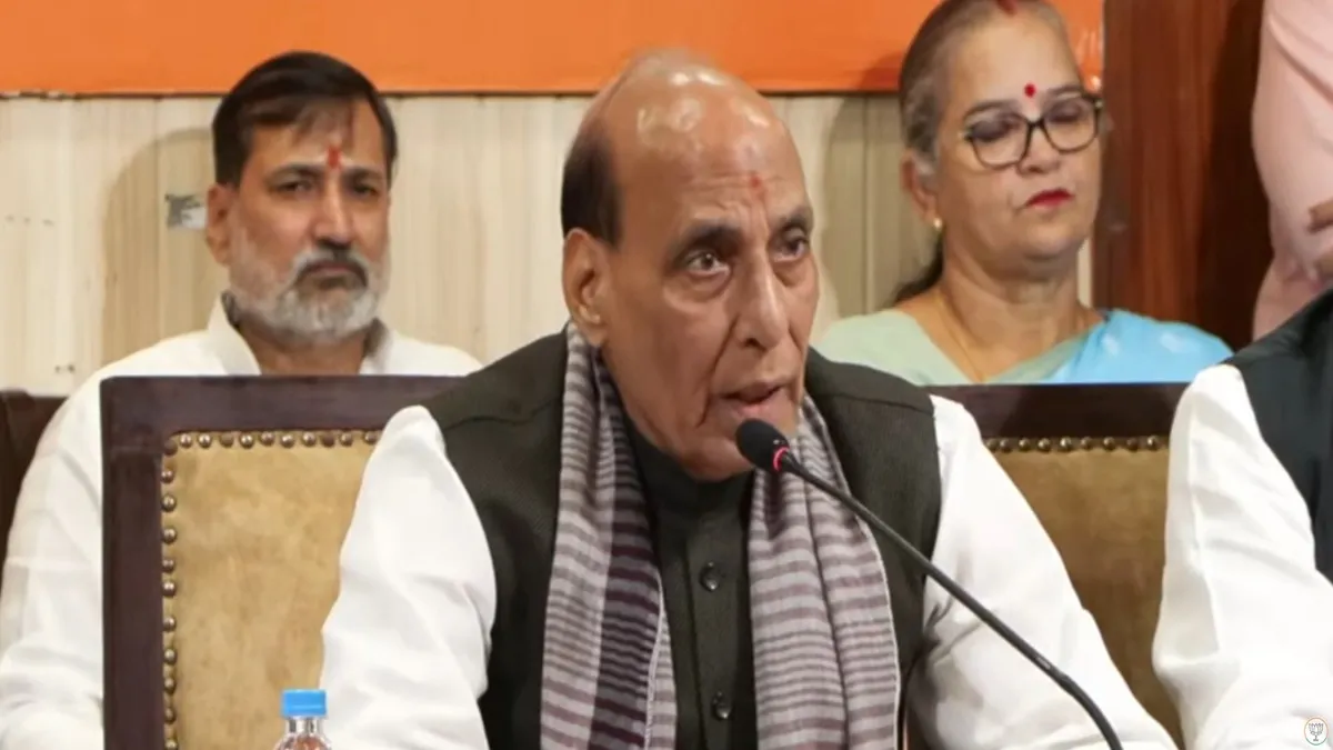 'बांग्लादेश की तर्ज पर रिजीम चेंज की कोशिश, इनका एजेंडा देश में आग लगाना', राजनाथ सिंह का विपक्ष पर जोरदार हमला